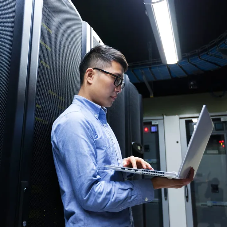 Asiatischer Mann, der Lösungen für das Servermanagement im Rechenzentrum anbietet