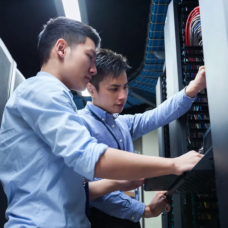 dois prestadores de serviços de gerenciamento de servidores no terminal do servidor