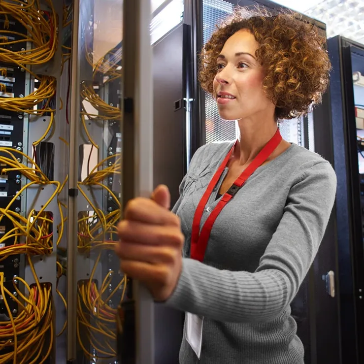 Frau, die Servermanagement-Unternehmen in Rechenzentren vertritt